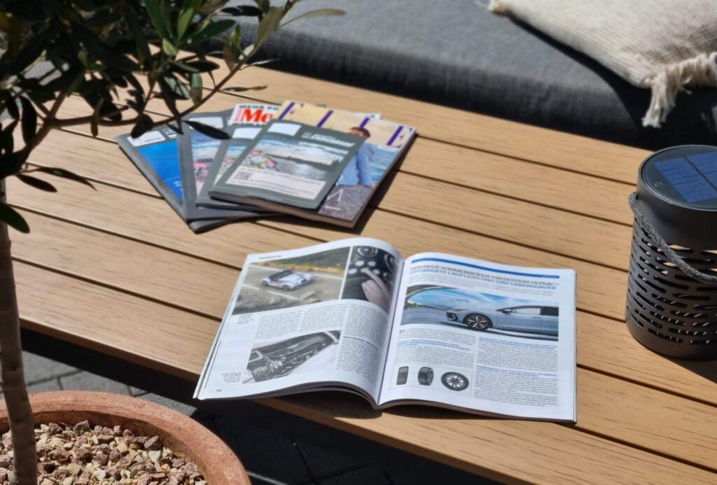 Foto verschiedener Zeitschriften auf einem Tisch, welche beliebig kombiniert und bestellt werden können. Eine Zeitschrift ist aufgeschlagen.